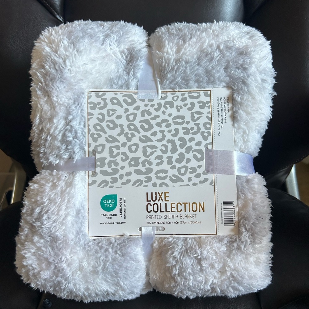 Luxe Collection White Gray Sherpa Blanket